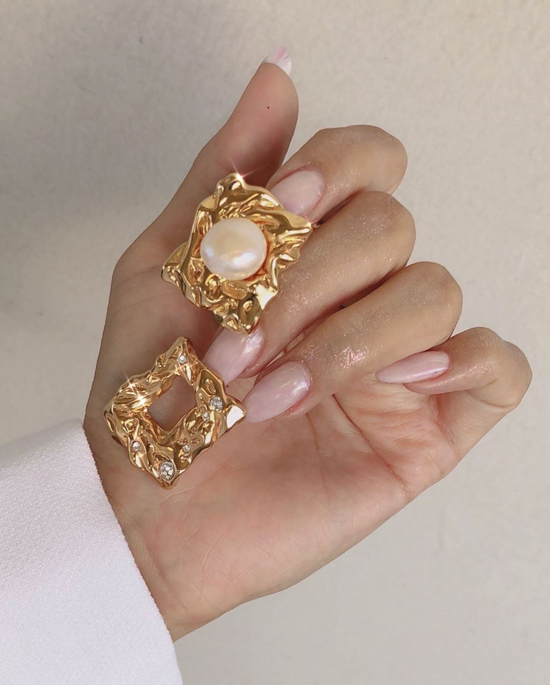 New nail-art trend: highlighter as cuticle shadow