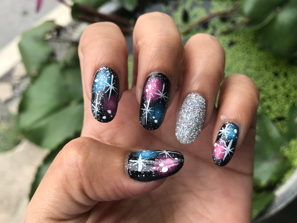 Bring the space onto your fingers with these magnetic galaxy nails